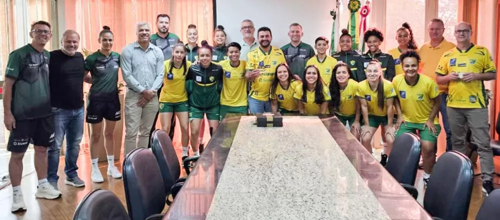 Autoridades recepcionam equipe de futsal feminino da AACC/Copagril, temporada 2026 (Foto: Divulgação)