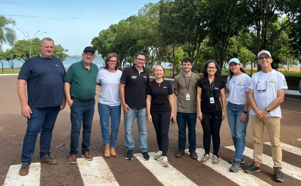 Equipe técnica da Itaipu com representantes do município  no parque turístico de Porto Mendes (Foto: Divulgação)
