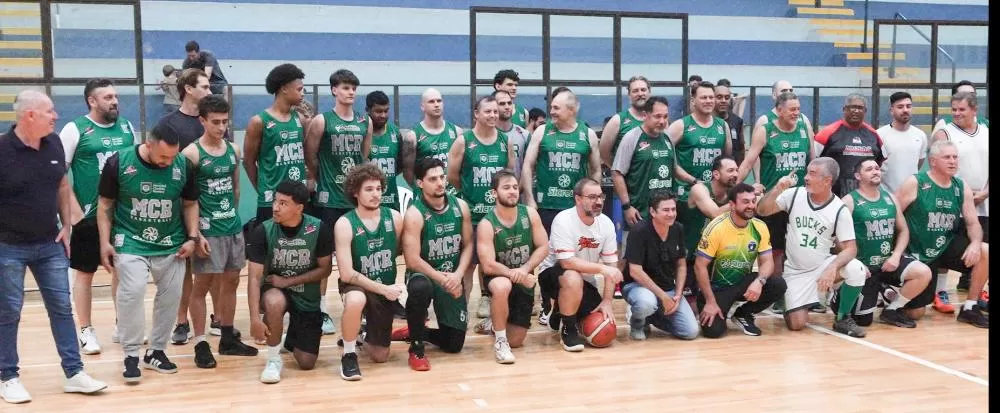Atletas, gestores e comunidade celebram o retorno do basquete ao Ginásio Ney Braga em Marechal Rondon. (Foto: João Livi)