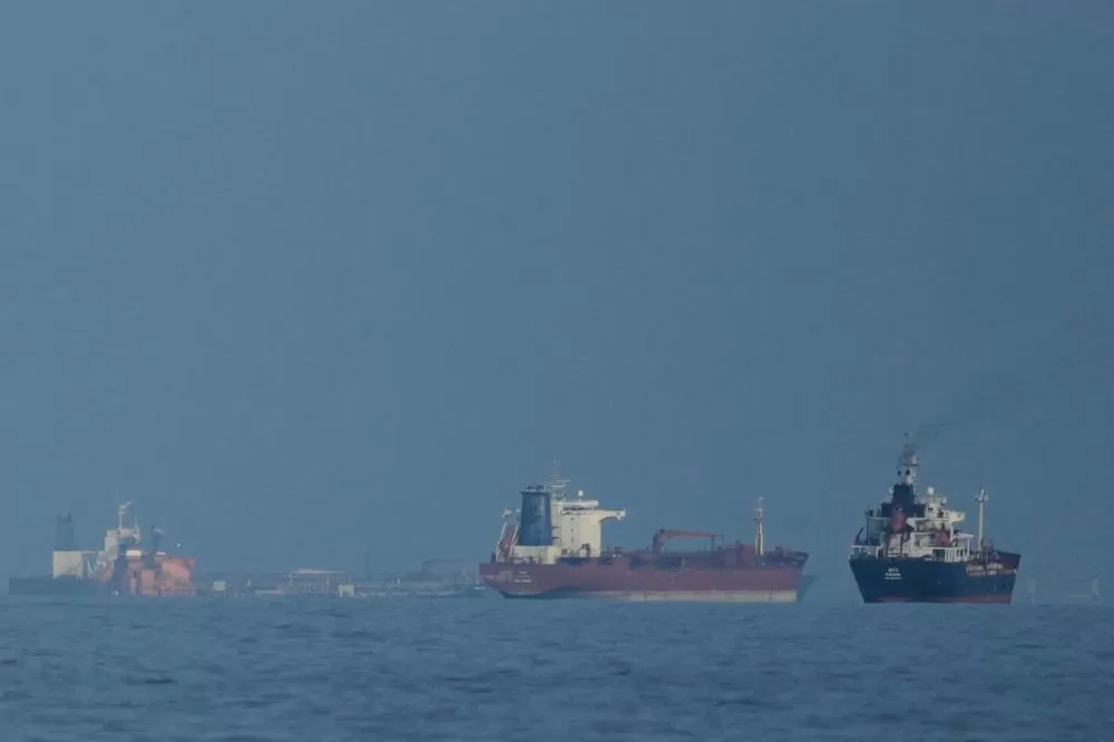 Liberação do Estreito de Ormuz reduz tensão no mercado global de petróleo. (Foto: Altaf Qadri/AP)