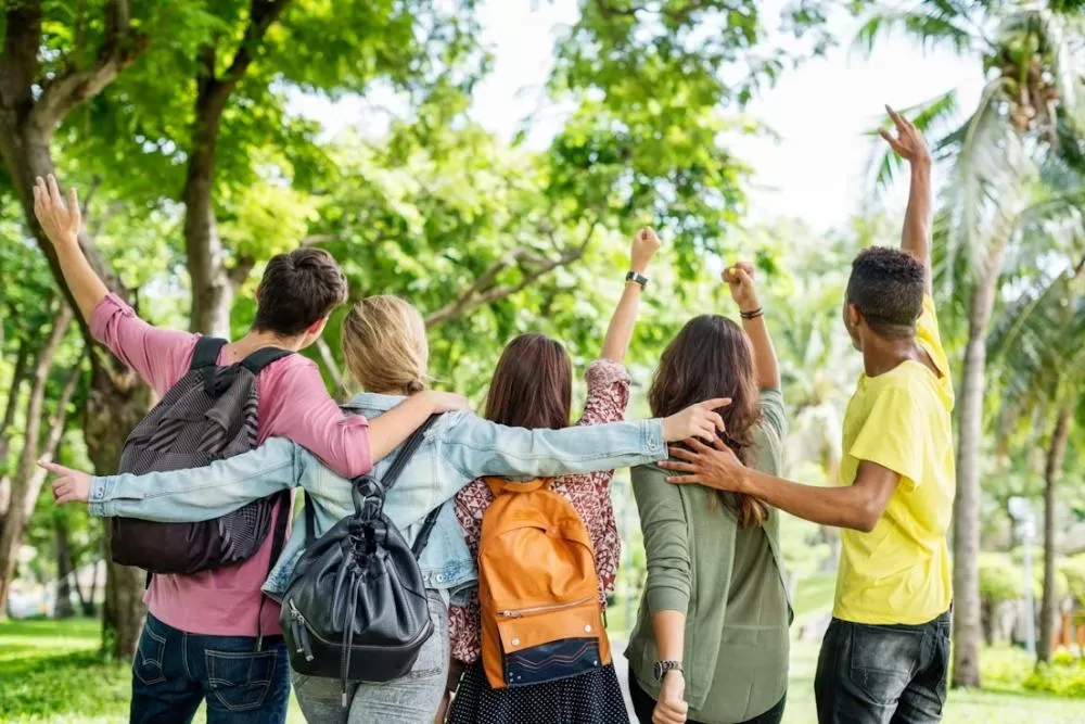 revela que jovens brasileiros combinam posições progressistas e conservadoras conforme o tema. (Foto: Freepik)