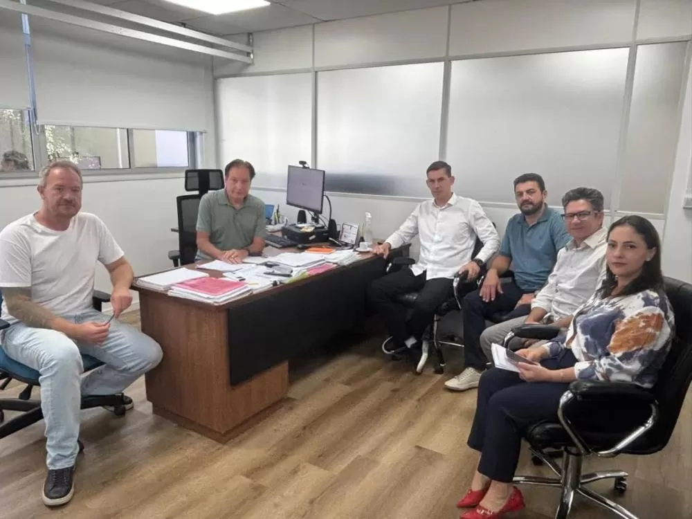 Rodrigo Felipe Rocha (superintendente de Projetos), Ademir Bier (diretor de Obras da Cohapar), Anderson Bento Maria (secretário de Planejamento), Adriano Backes (prefeito), Claudio Kohler (secretário de Desenvolvimento Econômico e Turismo) e Andria Backes