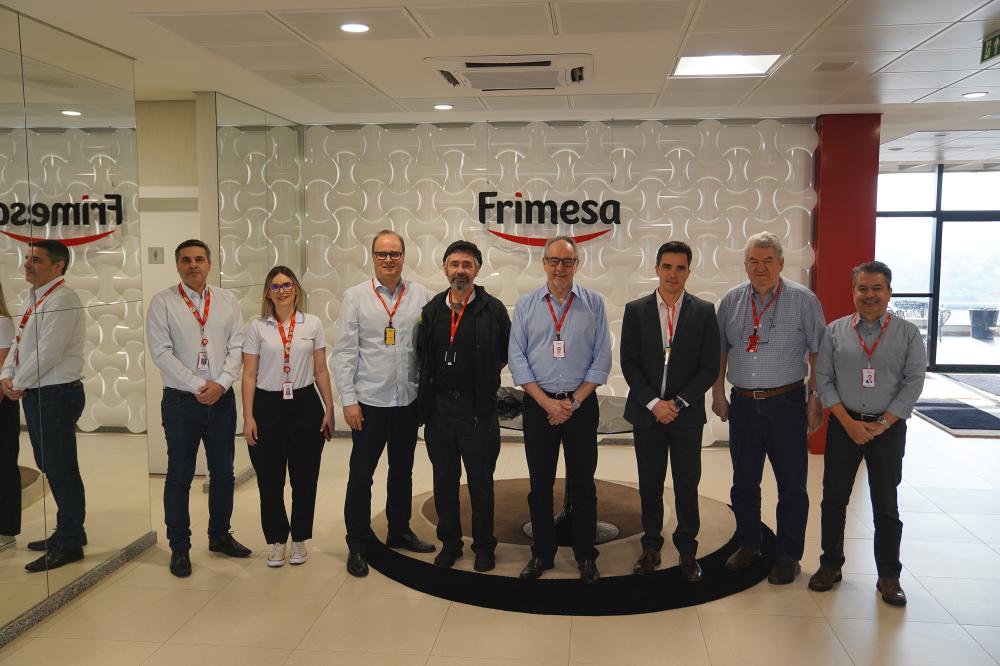 Na foto do grupo, momento de encontro entre auditores da Receita Federal, diretoria e superintendências da Frimesa durante auditoria do Programa OEA.