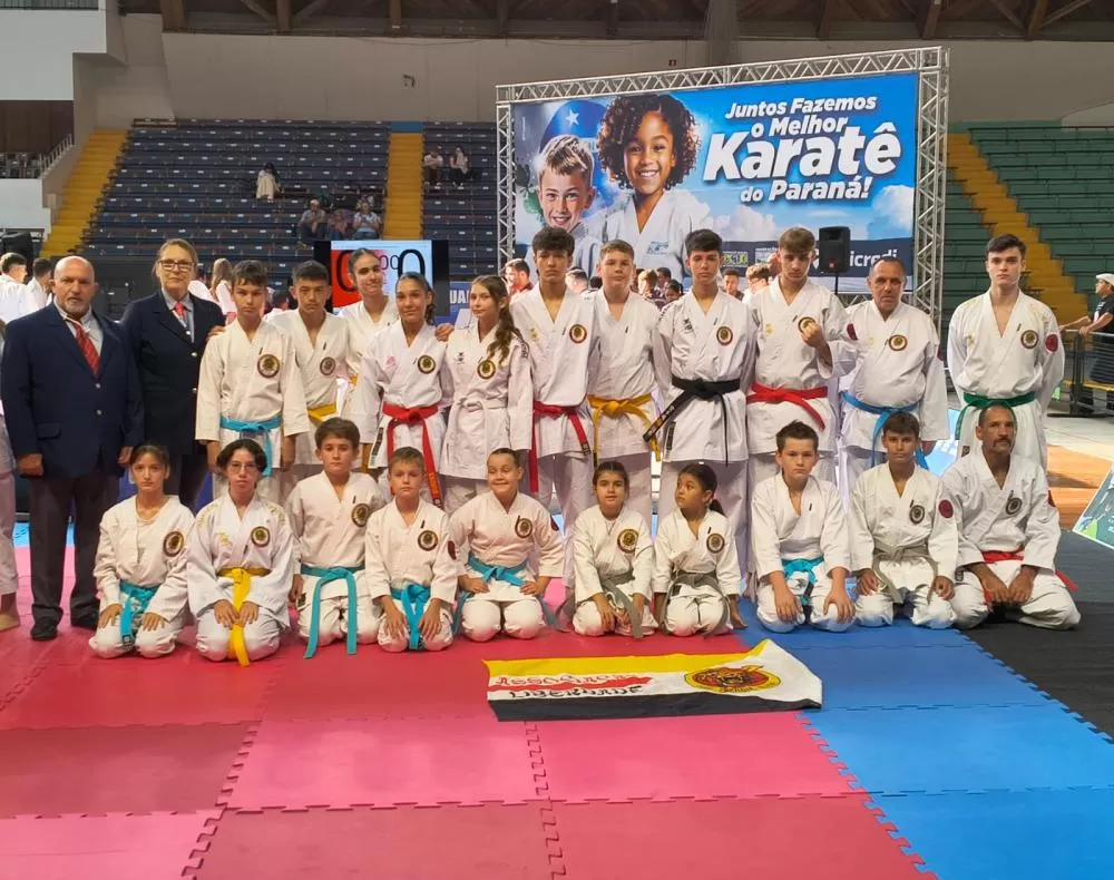 Atletas da Associação Liberdade de Karatê representaram Marechal Cândido Rondon na 2ª Etapa do Campeonato Paranaense de Karatê Interestilos 2026, em Curitiba. (Fotos: Divulgação)