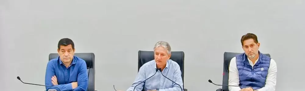 A mesa diretira da Câmara (Secretário Welyngton Alves da Rosa, presidente Valdir Sachser) com o ex-prefeito Marcio Rauber.