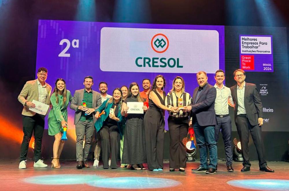 Diretores e funcionários da Cresol com a premiação. Foto: Cresol