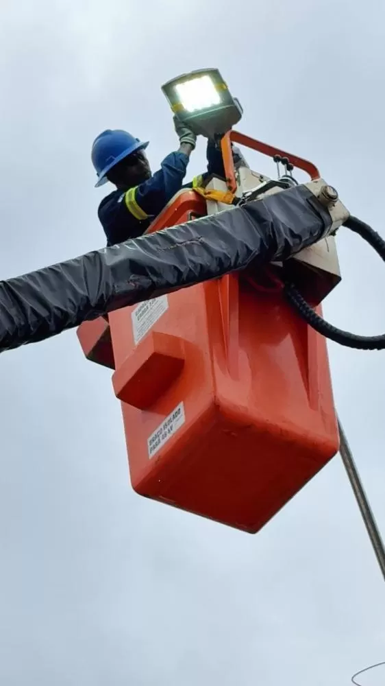 Equipe realiza substituição de luminárias no Loteamento Seimetz dentro do cronograma de modernização da iluminação pública em Quatro Pontes. (Foto: Divulgação)