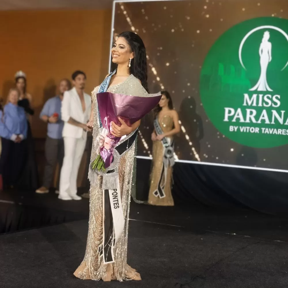 Lívia Gozzer Schmidtke conquistou o título de 1ª Princesa no Miss Paraná by Vitor 2026 e representou Quatro Pontes no cenário estadual. (Foto: Divulgação)