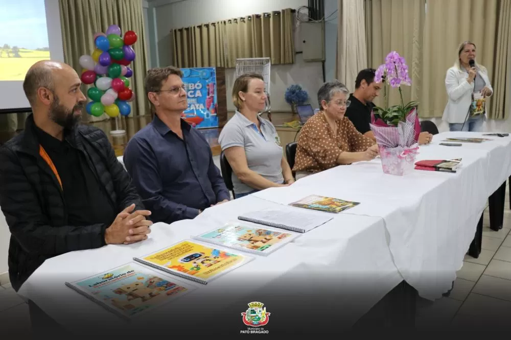 Lançamento dos livros da professora Marcia Romenia Coutinho Manenti reuniu comunidade escolar, autoridades e professores em Pato Bragado. (Foto: Divulgação)