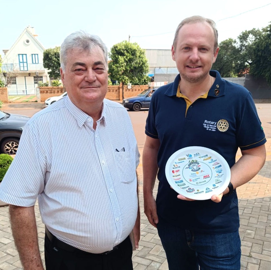 Presidente do Rotary 25 de Julho, Marcelo Wiederkehr, e o coordenador do almoço, Vitor Giacobbo: “Esperamos vocês no Café Colonial, neste sábado. Tenham certeza que terão uma experiência gastronômica ímpar, além de poder rever amigos e confraternizar com 