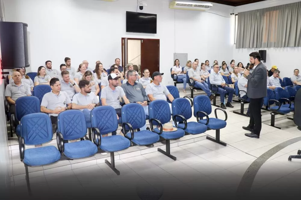 Servidores de Pato Bragado participam de capacitação sobre uso de Inteligência Artificial em contratações públicas. (Foto: Divulgação)
