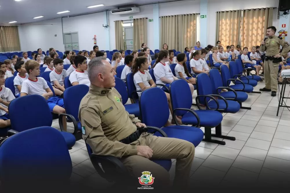 Palestra da Polícia Militar orientou alunos da Escola Municipal Marechal Deodoro sobre prevenção à exploração sexual de crianças e adolescentes. (Foto: Divulgação/Prefeitura Municipal))
