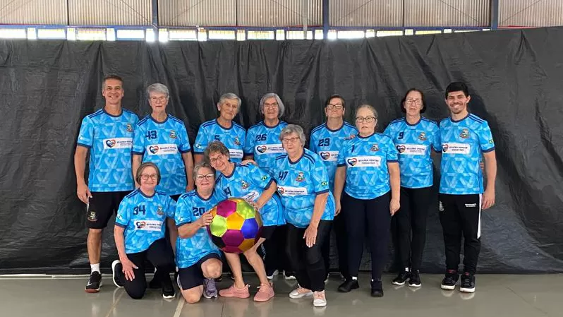 Equipe feminina de Quatro Pontes conquistou o título no vôlei no escuro durante etapa do Circuito Oeste dos JIIDOs em Marechal Cândido Rondon. (Foto: Divulgação)