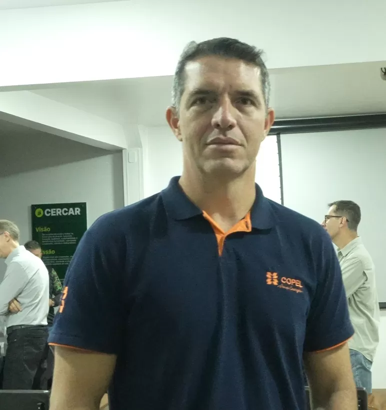 Gerente executivo da Copel na região Oeste-Sudoeste, André Rodrigues Janiaski, explicou a operação de poda e roçada para reduzir riscos de falta de energia. (Foto: João Livi)