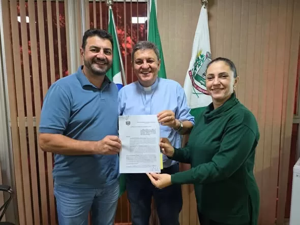 Prefeito Adriano Backes, padre Sergio Rodrigues e a Secretária de Ação Social, Andria Backes. (Fotos: Divulgação)