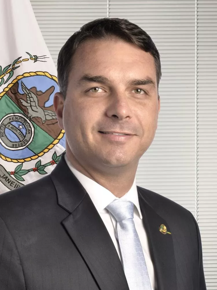 Senador Flávio Bolsonaro manteve conversas com Daniel Vorcaro para buscar recursos destinados a filme sobre Jair Bolsonaro. (Foto: Divulgação)