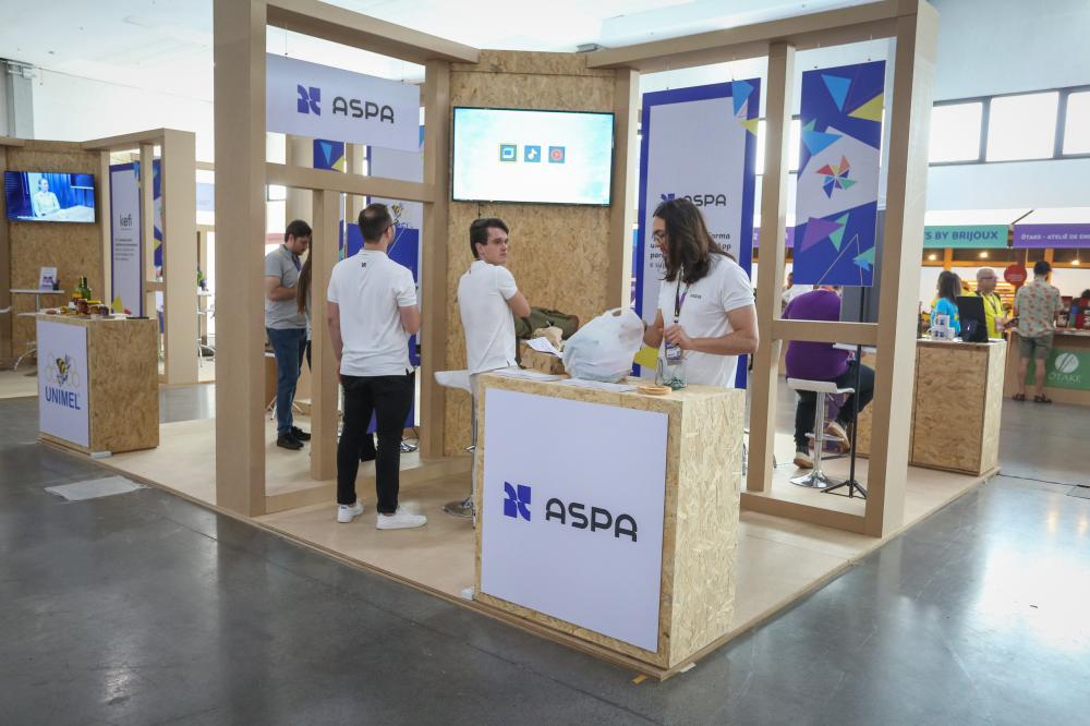 Equipe da Aspa Chat, estreante na feira, se preparando para receber o público. Foto: Inove.