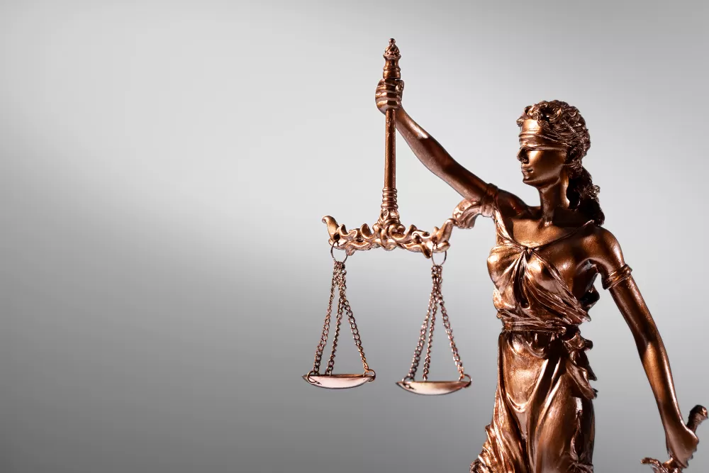 Decisão da 3ª Turma do TRT-PR reconheceu Justiça Gratuita, mas manteve condenação ao pagamento de honorários sucumbenciais. (Foto: Magnific)