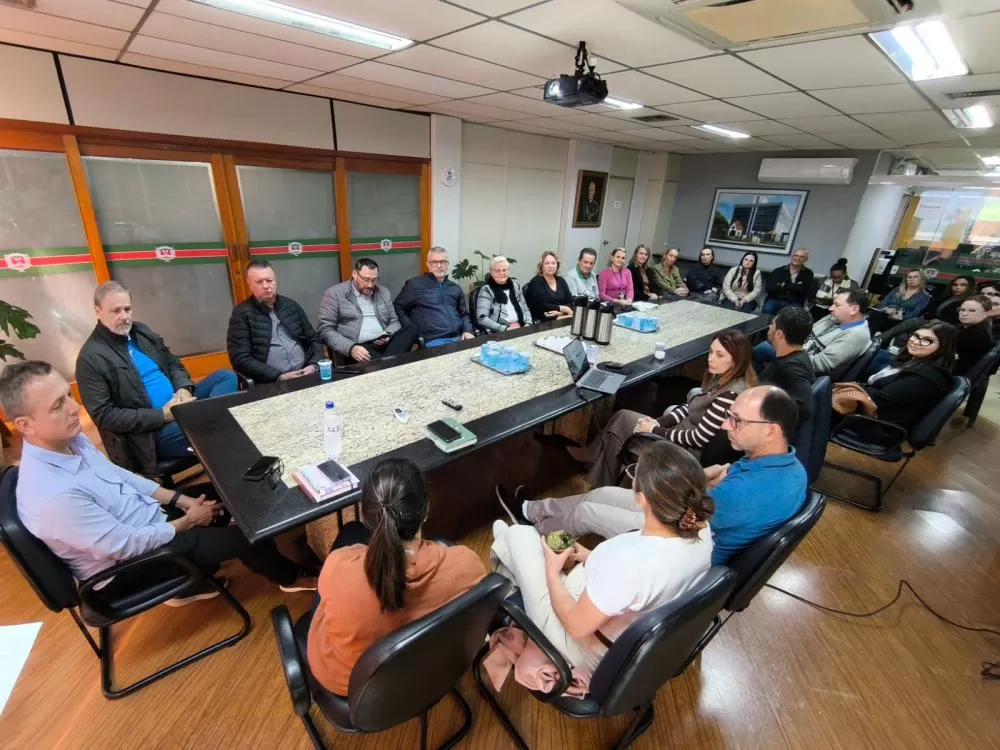 Programa Paraná Amigo da Pessoa Idosa foi apresentado durante encontro realizado na prefeitura de Marechal Cândido Rondon. (Foto: Divulgação)