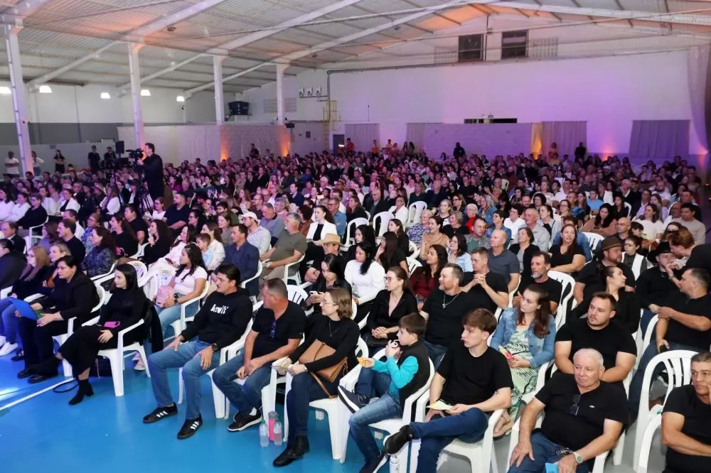 Espetáculo “Pequenas grandes coisas” reuniu cerca de 800 pessoas em noite cultural promovida pela Associação Atlética Cultural Horizonte. (Fotos: Divulgação)