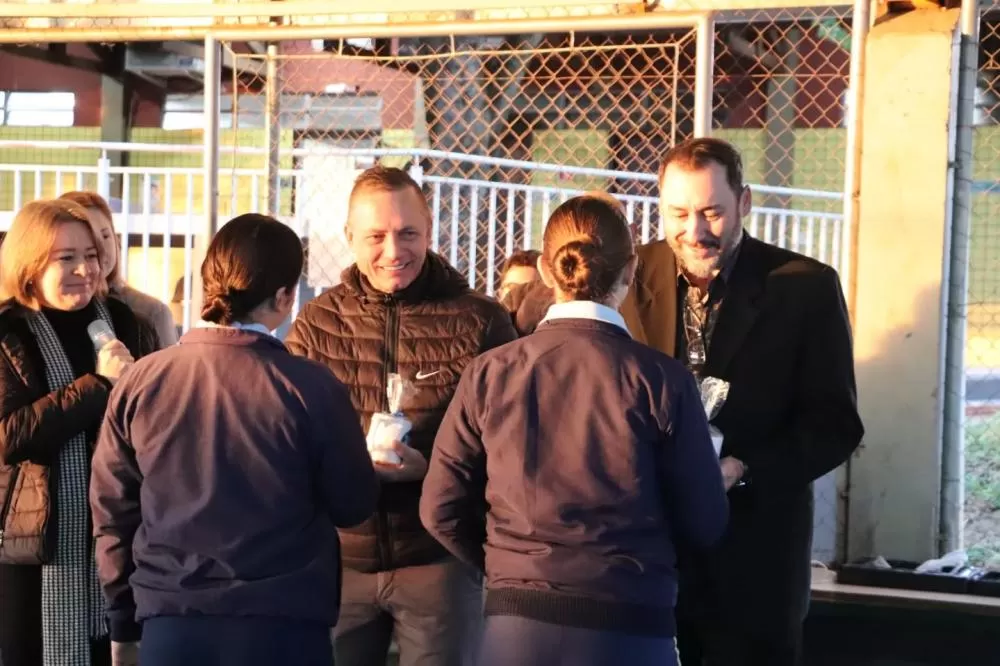 Vice-prefeito Vanderlei Sauer e secretário João Carlos Klein participaram de solenidade cívica no Colégio Estadual Cívico-Militar Marechal Rondon. (Foto: Divulgação)