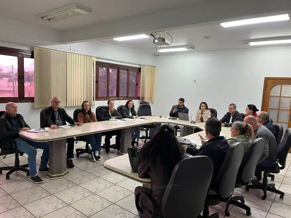 Programa Paraná Amigo da Pessoa Idosa foi apresentado a representantes da administração municipal de Quatro Pontes. (Foto: Divulgação)