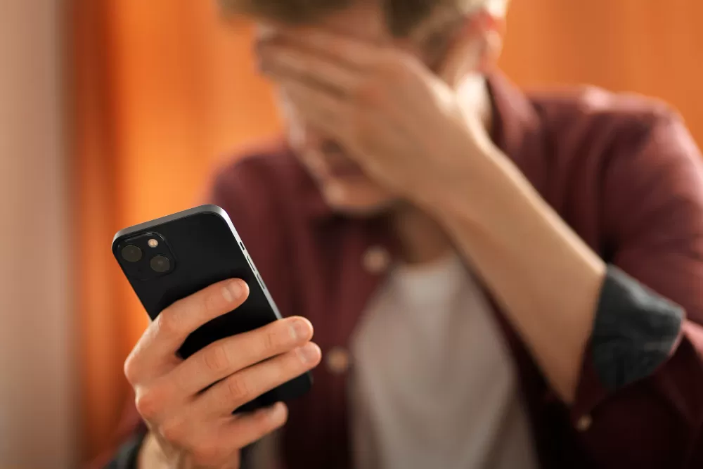 Sicoob Confiança alerta cooperados sobre golpes com falsas ligações telefônicas e reforça cuidados com dados bancários. (Foto: Magnific)