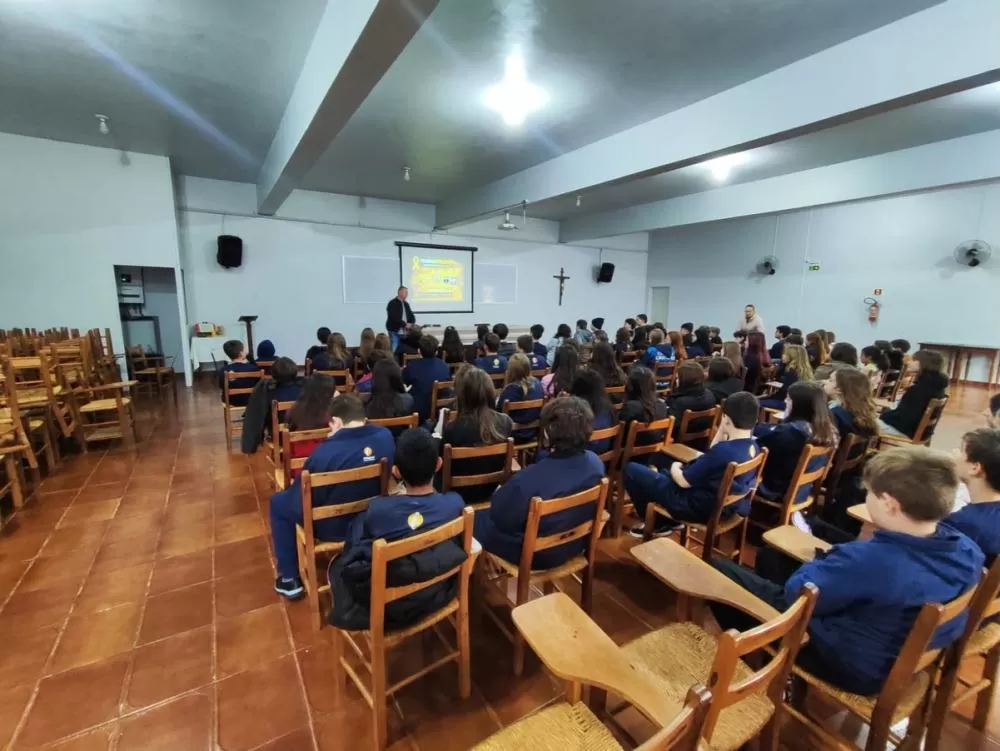 Palestra sobre uso seguro de veículos autopropelidos reuniu alunos do Colégio Martin Luther durante ação do Maio Amarelo. (Fotos: Divulgação)