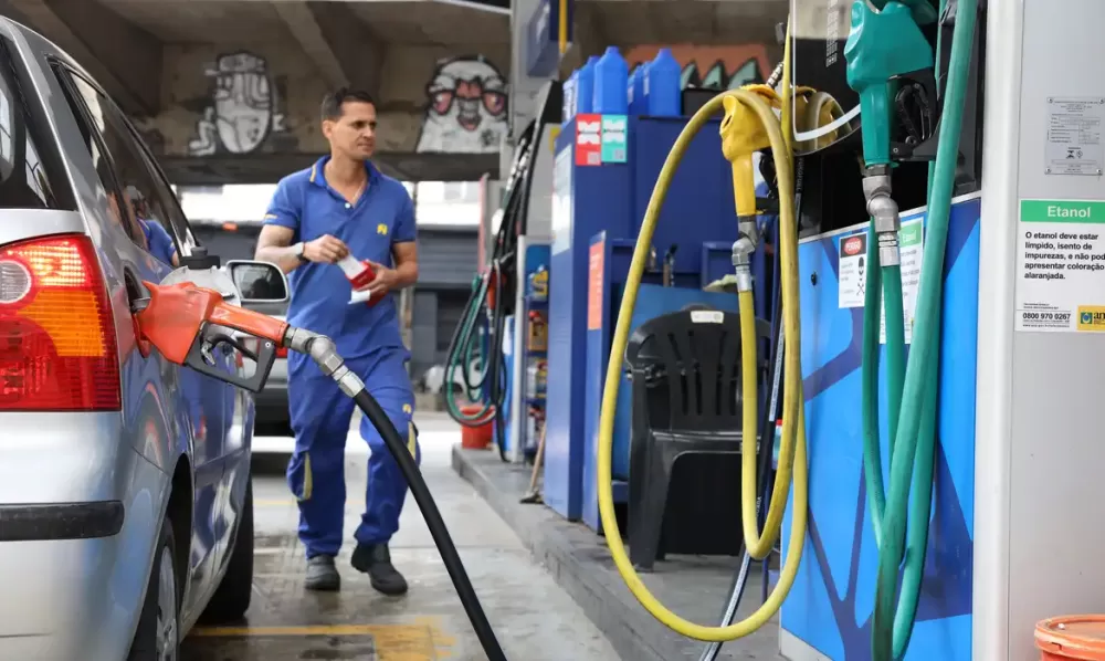 Governo definiu subvenção de R$ 0,44 por litro para tentar reduzir impactos da alta internacional do petróleo sobre a gasolina. (Foto: Rovena Rosa/Agência Brasil)