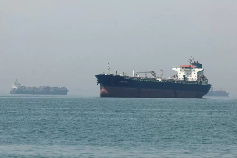 Navios aguardam no estreito de Hormuz, rota estratégica para o transporte global de petróleo e gás. (Foto: Majid Asgaripour/Reuters)
