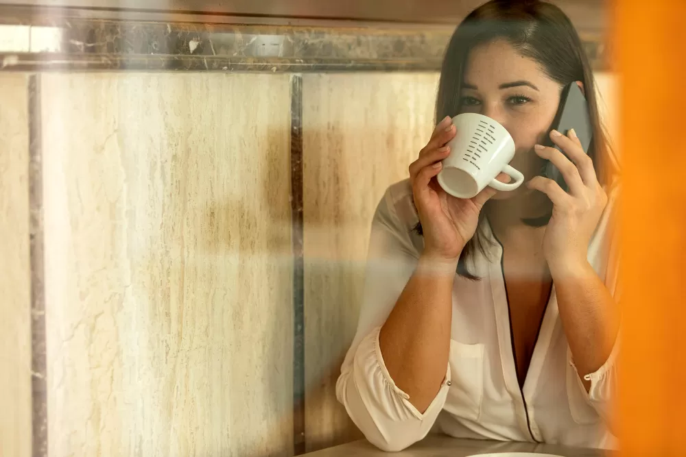 Estudo experimental da UFPR sugere que a combinação entre privação de sono e cafeína pode aumentar a predisposição à enxaqueca. (Foto: Magnific)
