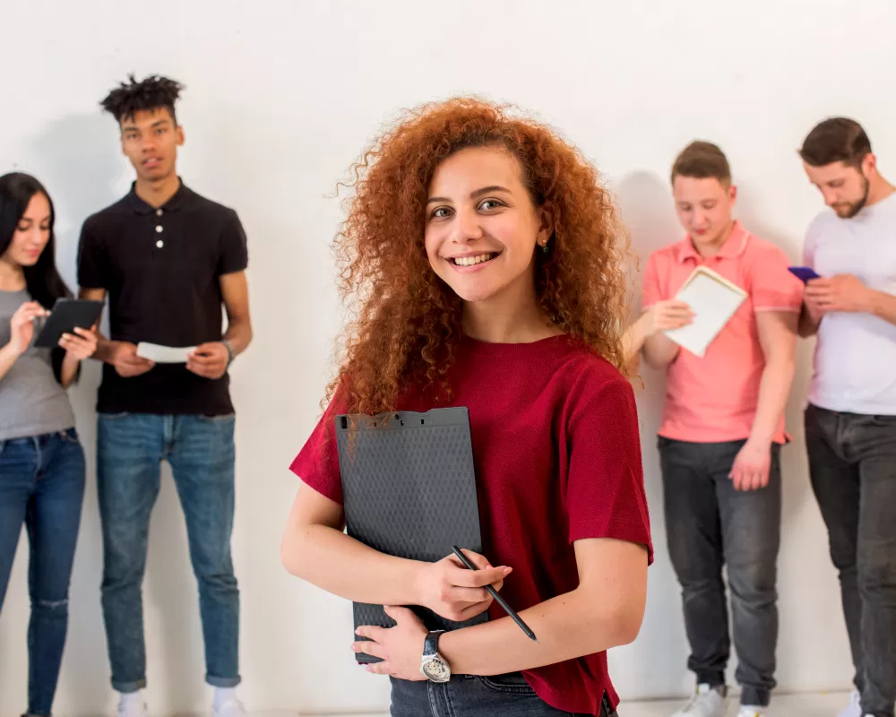 Pesquisa do Instituto PROA aponta desafios de adaptação, crescimento e permanência de jovens no primeiro emprego. (Foto: Magnific)
