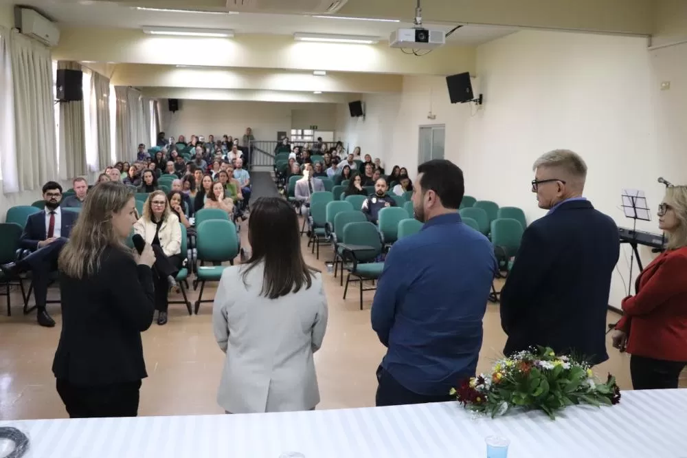 Abertura do Maio Laranja 2026 reuniu integrantes da rede de proteção no Tribunal do Júri da Unioeste. (Foto: Divulgação)