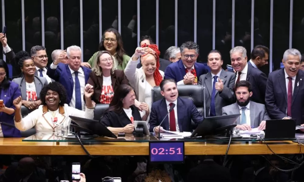 Câmara dos Deputados aprovou, em dois turnos, PEC que prevê fim da escala 6x1 e redução gradual da jornada semanal. (Foto: Bruno Spada/Agência Câmara)
