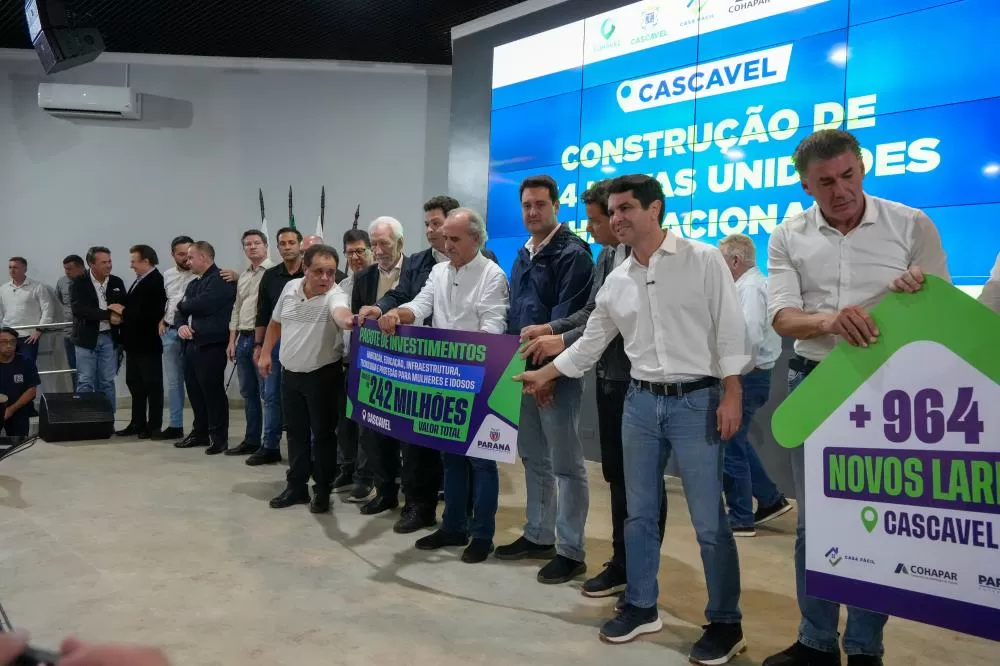 Legenda da foto: Governador Ratinho Junior autorizou novas moradias e anunciou pacote de investimentos para Cascavel. (Foto: Igor Jacinto/Vice-Governadoria)
