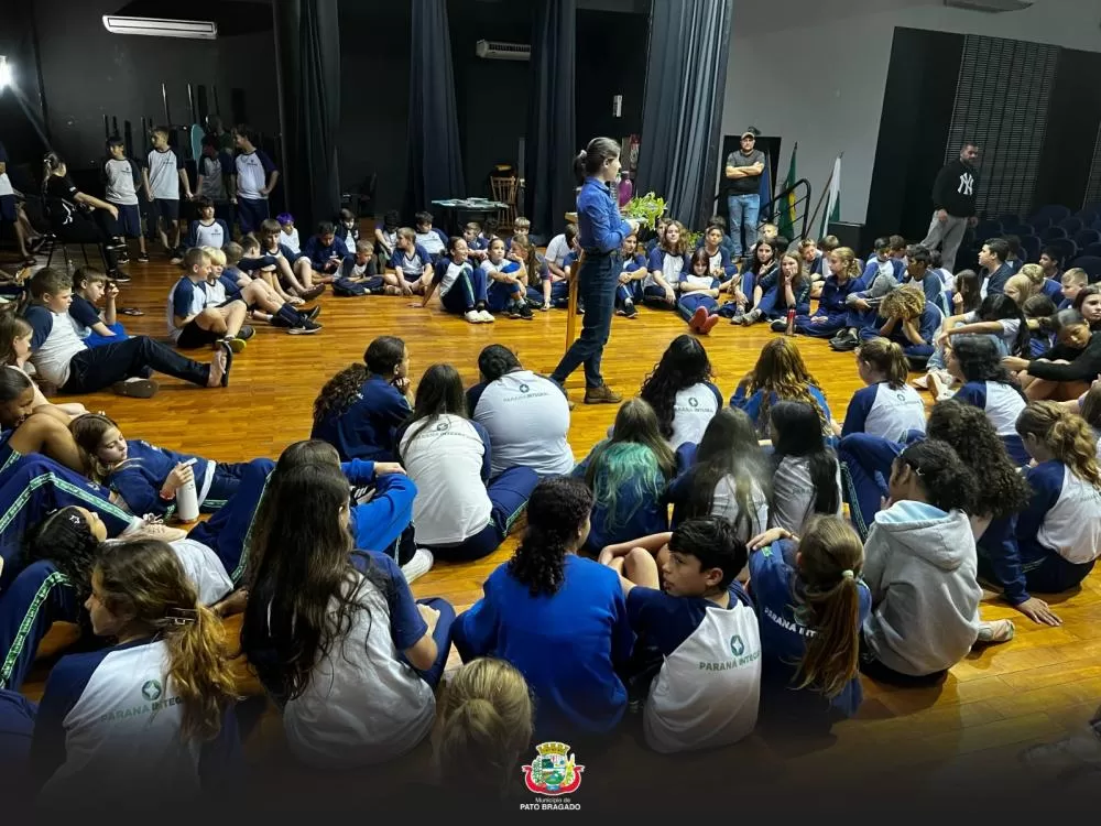 Legenda da foto: Estudantes participaram de palestra e plantio de mudas nativas em ação alusiva ao Dia Mundial do Meio Ambiente em Pato Bragado. (Foto: Divulgação)