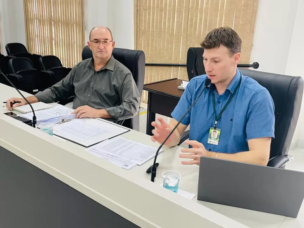 Secretário da Fazenda, Carmelo Daronch, e o contador da Prefeitura, Maico Heck, apresentaram os dados fiscais do primeiro quadrimestre em audiência pública. (Foto: Cristiano Marlon Viteck)