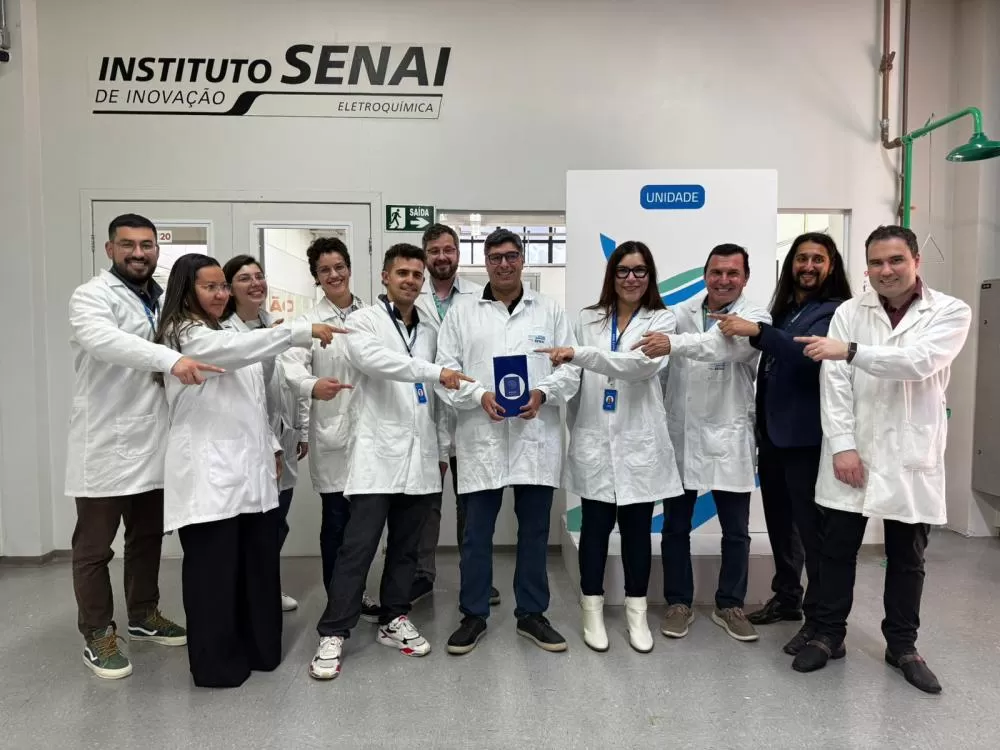 Legenda da foto: Parceria entre ISI Eletroquímica e AXIA Energia desenvolveu célula prismática LFP produzida no Brasil com matéria-prima nacional. (Foto: Divulgação)
