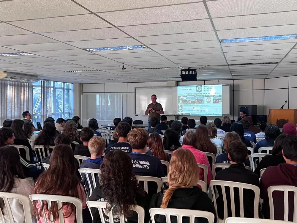 Alunos do Colégio Estadual Eron Domingues participaram de palestra sobre o uso seguro de veículos autopropelidos em Marechal Cândido Rondon. (Foto: Divulgação)