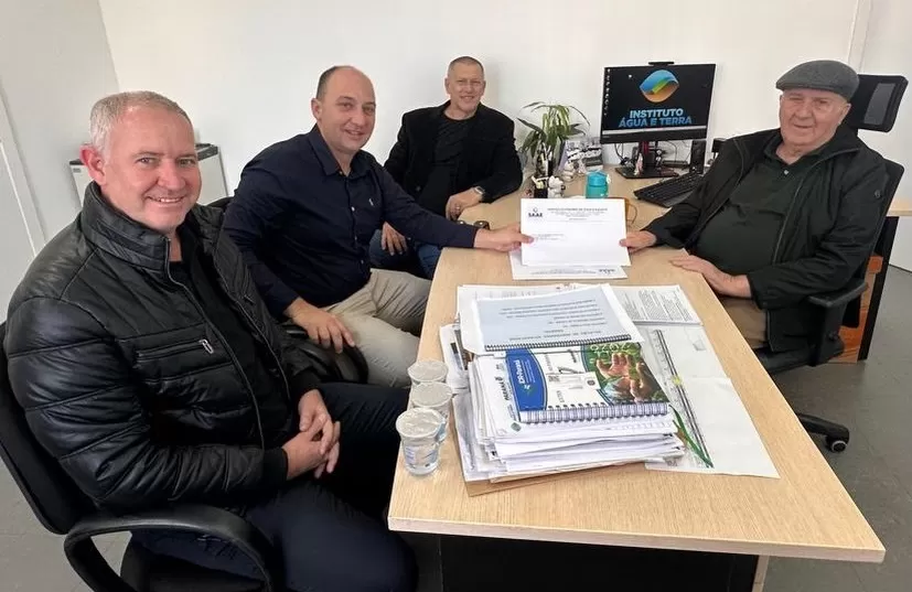 Representantes de Marechal Cândido Rondon estiveram no Instituto Água e Terra, em Curitiba, para tratar da perfuração de quatro poços artesianos em comunidades rurais. (Foto: Divulgação)