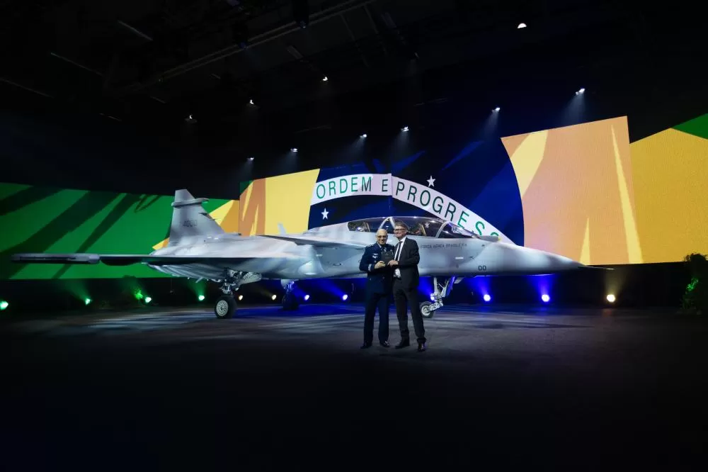 Legenda da foto: Comandante da FAB, tenente-brigadeiro do ar Marcelo Kanitz Damasceno, e Lars Tossman, chefe da área de negócios Aeronautics da Saab, participaram da apresentação oficial do primeiro Gripen F. (Foto: Divulgação)