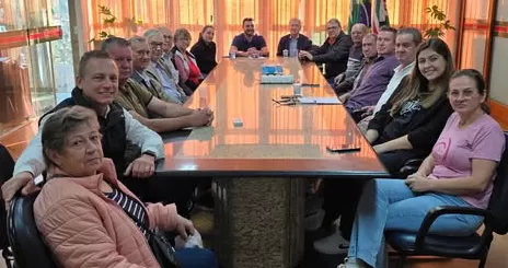 Integrantes da Associação de Moradores do Jardim Alvorada estiveram na prefeitura para divulgar a Festa do Porco no Tacho, que será realizada no dia 14 de junho. (Foto: Divulgação)