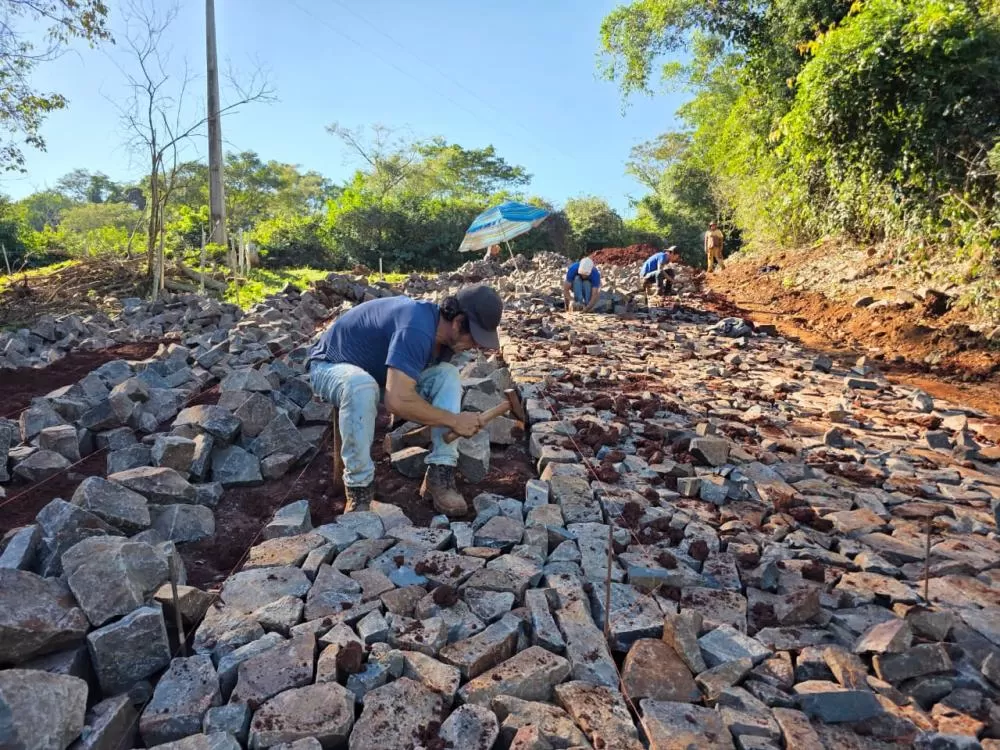 Obras de pavimentação poliédrica foram iniciadas no trecho que liga a Linha Gaúcha à avenida Rio Grande do Sul. (Foto: Divulgação)
