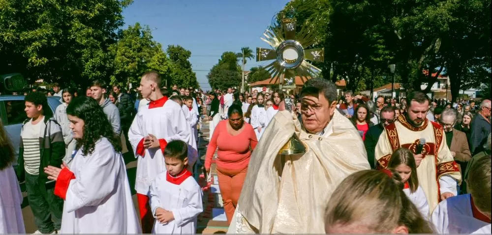 Fiéis participaram da celebração de Corpus Christi na Igreja Sagrado Coração de Jesus, em Marechal Cândido Rondon (Foto: João Livi)