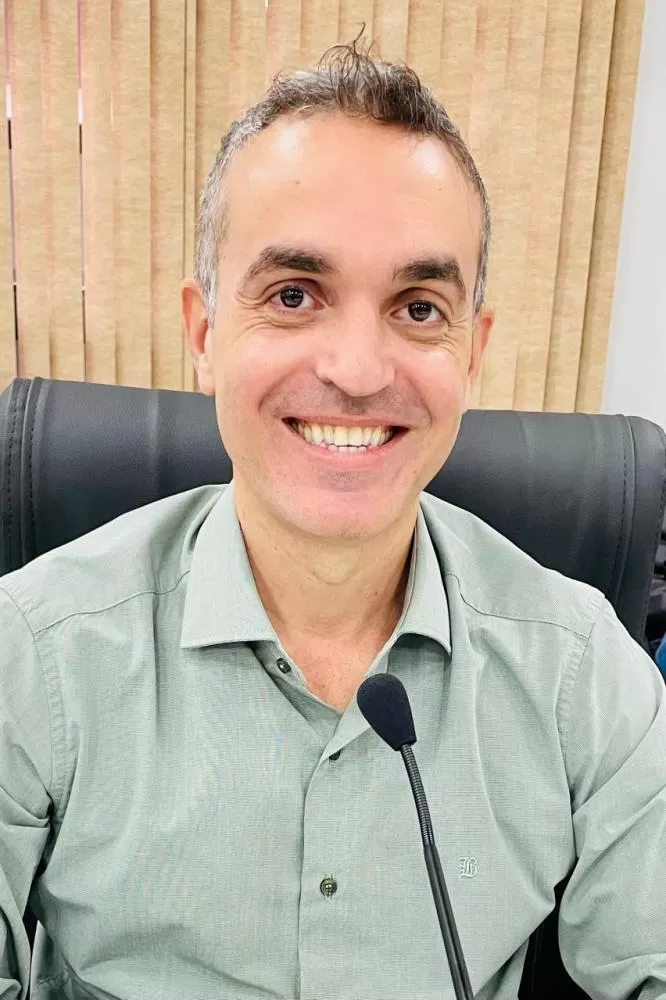 Juliano Oliveira cobra documentos sobre aquisição e uso de cascalho pelo Município