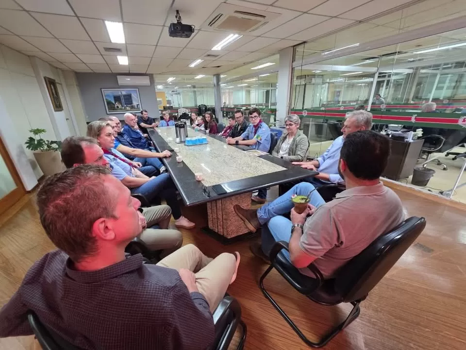 Legenda da foto: Representantes do Grupo Escoteiro Luterano Harpia foram recebidos pelo prefeito Adriano Backes e pelo vice-prefeito Vanderlei Sauer para tratar da possível concessão de um terreno. (Foto: Divulgação)