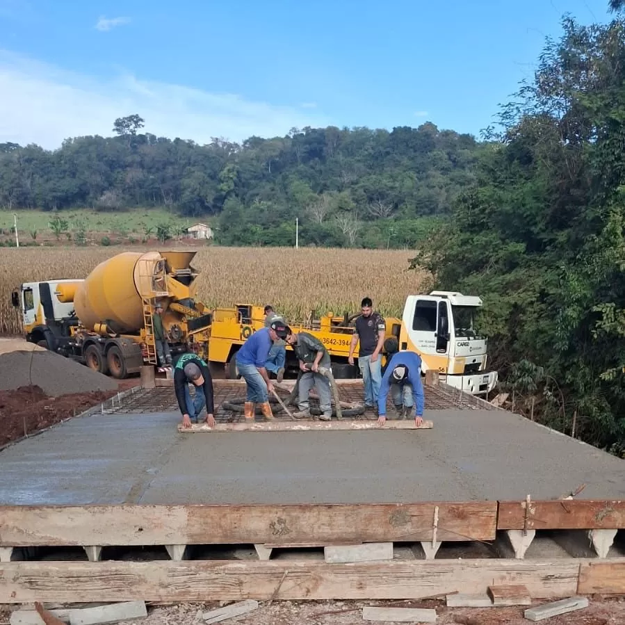 Nova ponte entre as comunidades de Boa Vista, em Marechal Cândido Rondon, e Novo Rio do Sul, em Mercedes, recebeu os trabalhos de concretagem. (Foto: Divulgação)