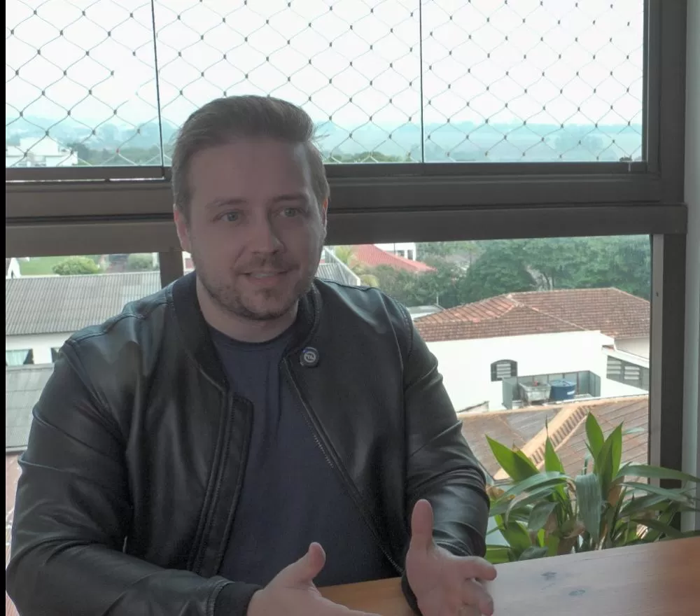 Guilherme Karvatzki, de Marechal Cândido Rondon, está indicado ao Prêmio iBest 2026 na categoria Autoridade em Inteligência Artificial. (Foto: João Livi)