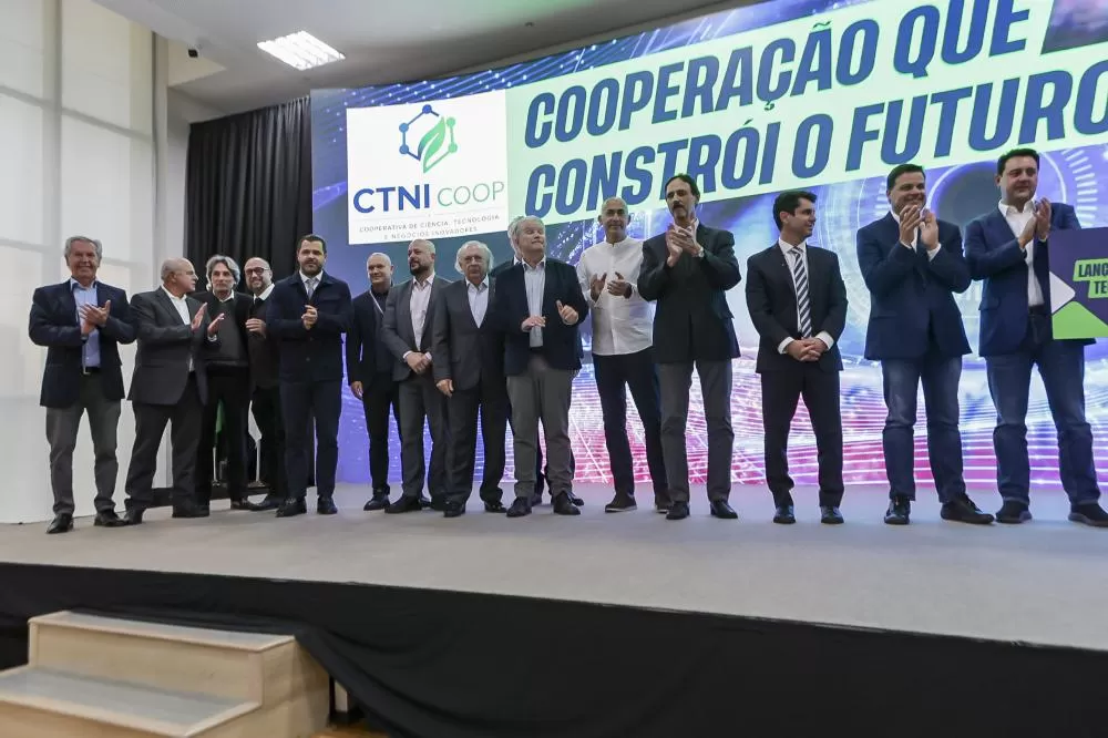 Cooperativa de Ciência, Tecnologia e Negócios Inovadores foi lançada no Palácio Iguaçu com o objetivo de aproximar pesquisadores, empresários e especialistas. (Foto: Roberto Dziura Jr/AEN)