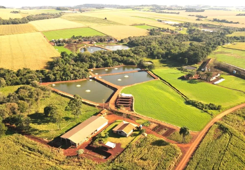 Vista aérea de propriedade rural em Marechal Cândido Rondon, onde novo programa municipal prevê apoio para melhorias em estradas internas e pátios. (Foto: Divulgação)